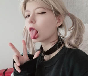 Skype chat with horny Gamer Girl Ashley Knox